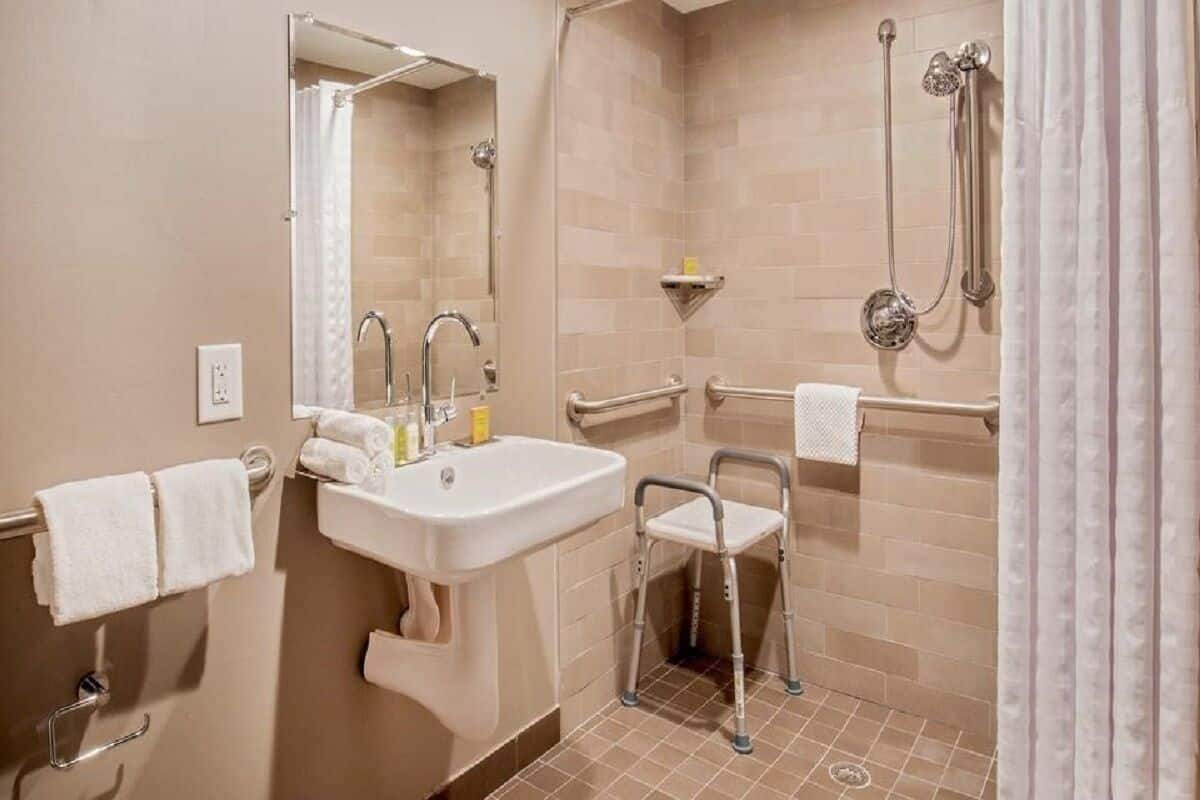 Bathroom | Combined shower/tub, designer toiletries, hair dryer, towels