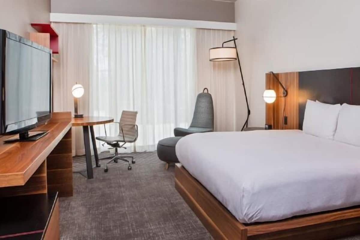 Luxe beddengoed, pillowtop-bedden, een kluis op de kamer, een bureau