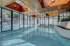 Piscina interna, piscina externa, funciona das 7h às 22h, guarda-sóis