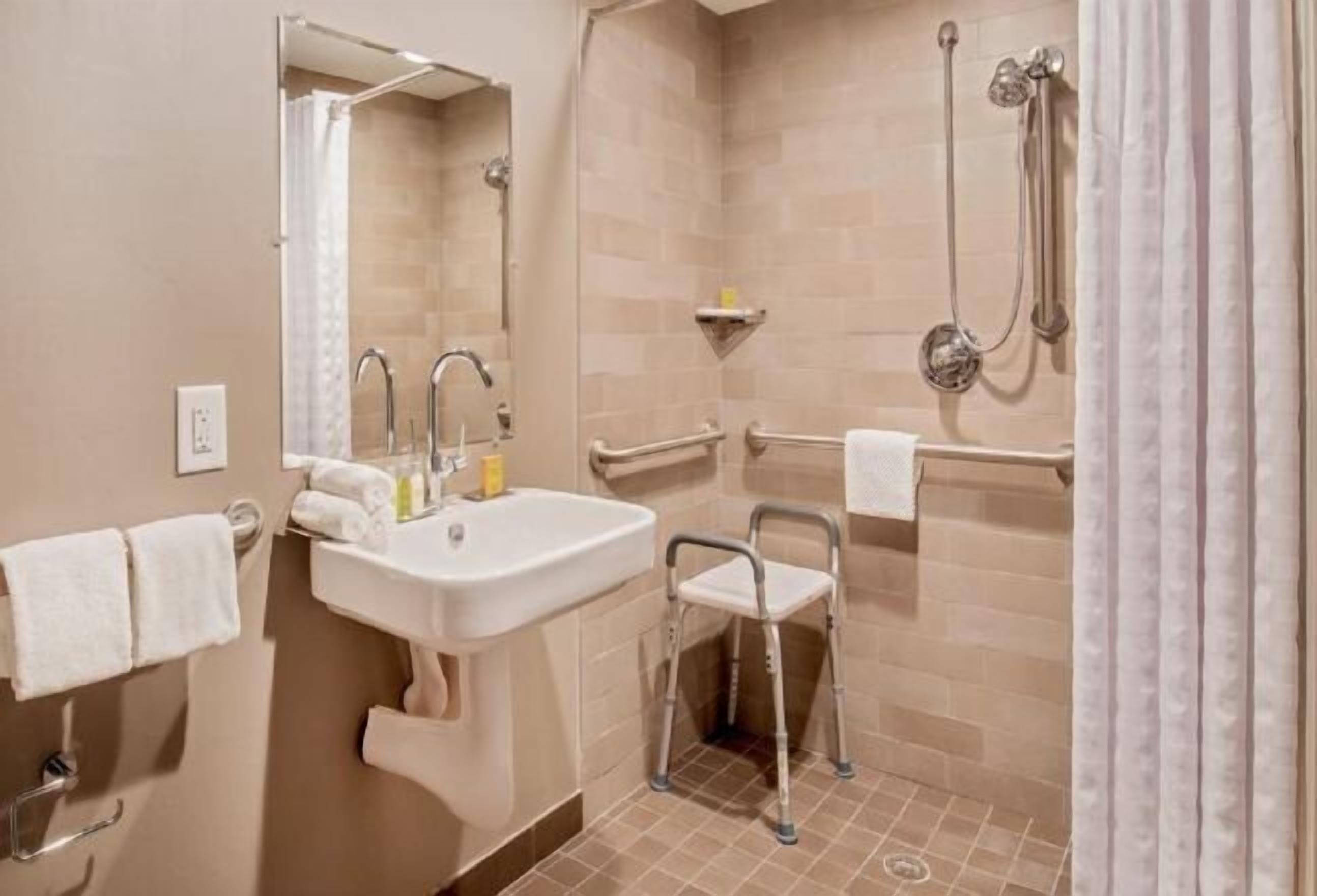 Bathroom | Combined shower/tub, designer toiletries, hair dryer, towels