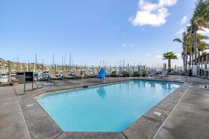 2 outdoor pools, pool loungers
