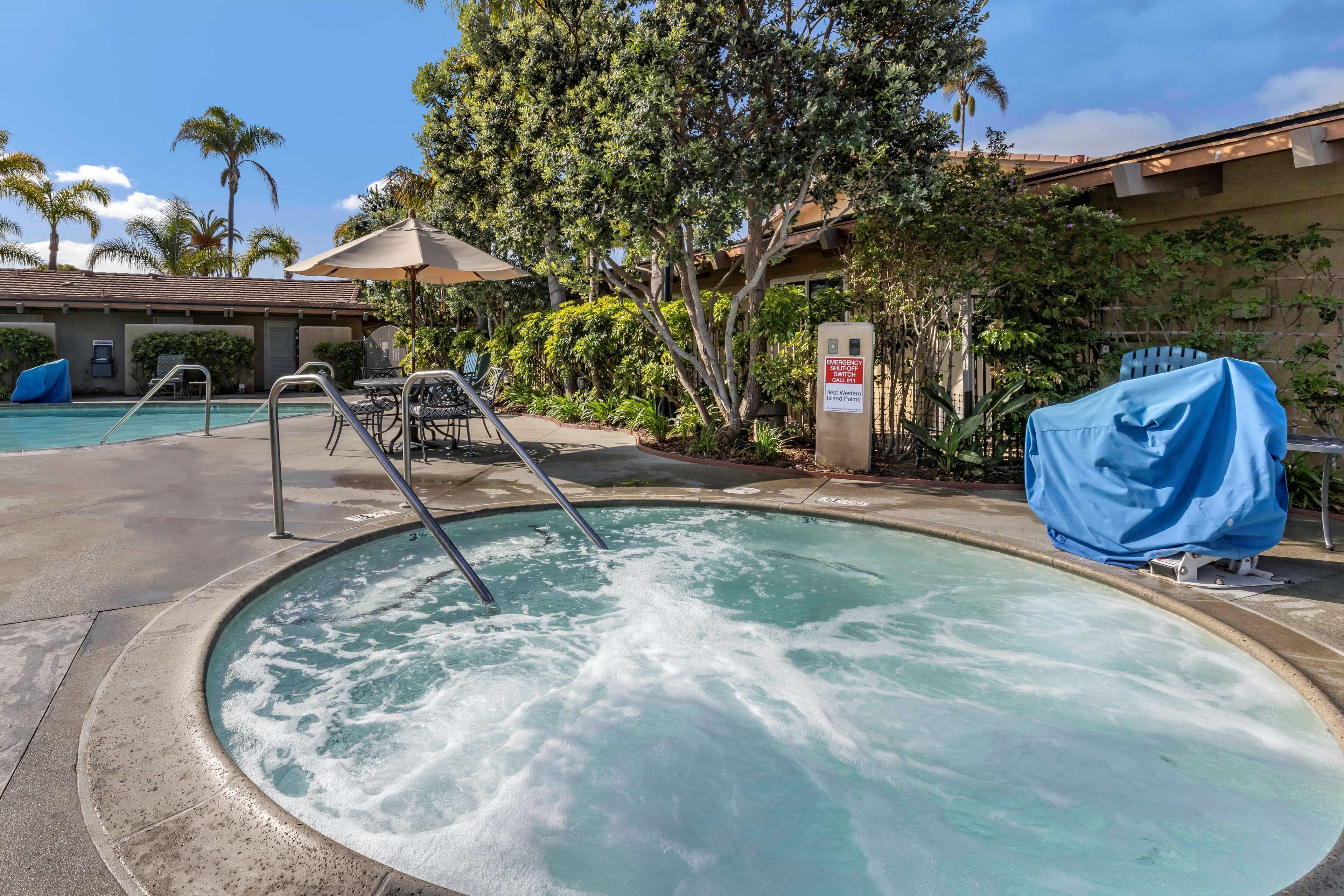 2 piscines extérieures, chaises longues