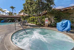 2 outdoor pools, pool loungers