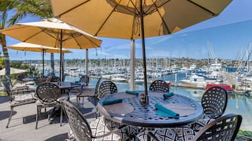 Phục vụ bữa sáng, bữa trưa, bữa tối, món ăn California, nhìn ra hồ bơi