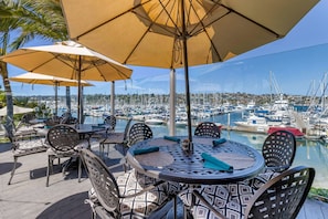 Breakfast, lunch, dinner served; Californian cuisine, pool views