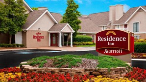 A Marriott Residence Inn with a well-maintained garden and a clear entrance. - Residence Inn by Marriott Nashville Airport (Nashville)