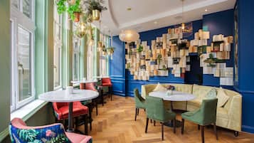 Serverer middag og brunsj