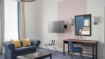 Habitación Grand, 2 camas matrimoniales | Ropa de cama de alta calidad y caja de seguridad en la habitación