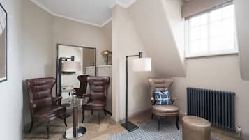 Suite, 1 soverom | Sengetøy av topp kvalitet, safe på rommet og individuelt dekorert