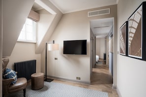 Suite, 1 Schlafzimmer | Hochwertige Bettwaren, Zimmersafe, individuell dekoriert