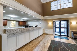Lobby - Quality Inn & Suites Des Moines - Merle Hay Road (Des Moines)