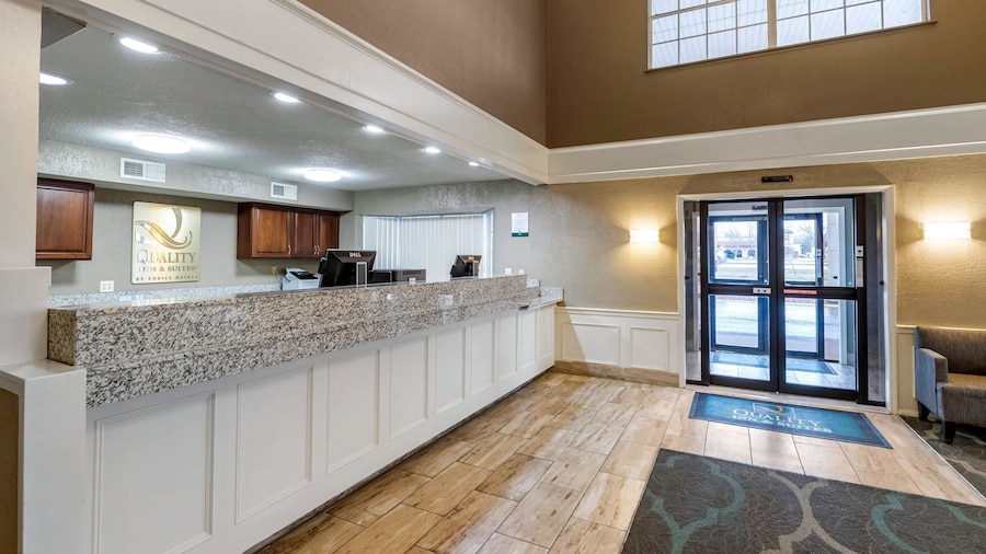 Quality Inn & Suites Des Moines - Merle Hay Road