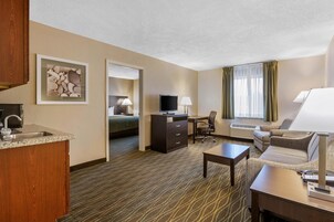 Escritorio, tabla de planchar con plancha y camas plegables/adicionales 