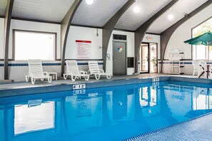 Indoor pool, sun loungers