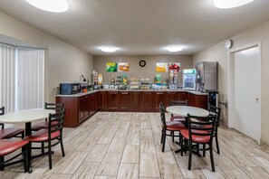 Free continental breakfast - Quality Inn & Suites Des Moines - Merle Hay Road (Des Moines)