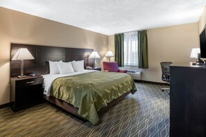 Desk, iron/ironing board, rollaway beds, free WiFi - Quality Inn & Suites Des Moines - Merle Hay Road (Des Moines)