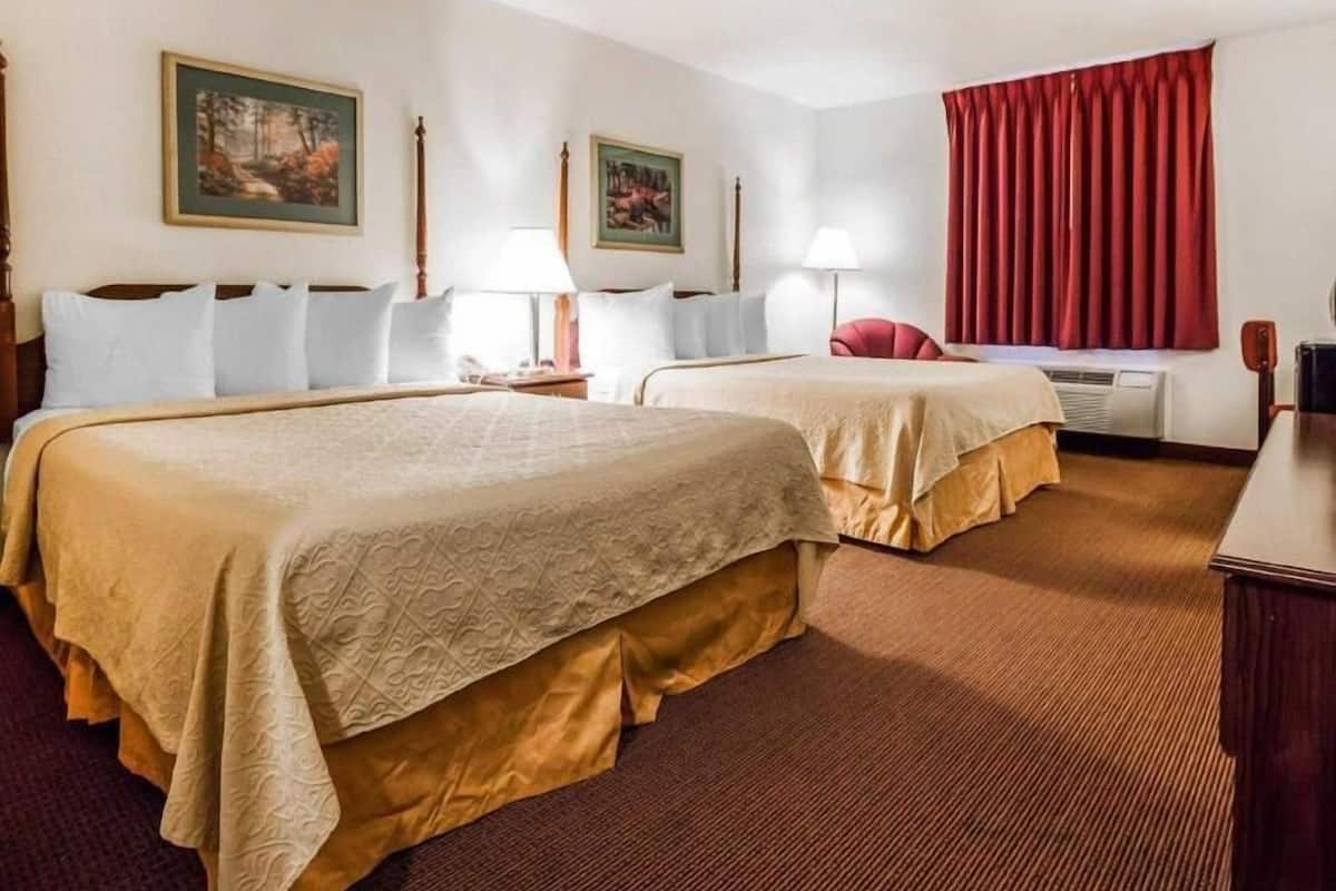 Desk, iron/ironing board, rollaway beds, free WiFi