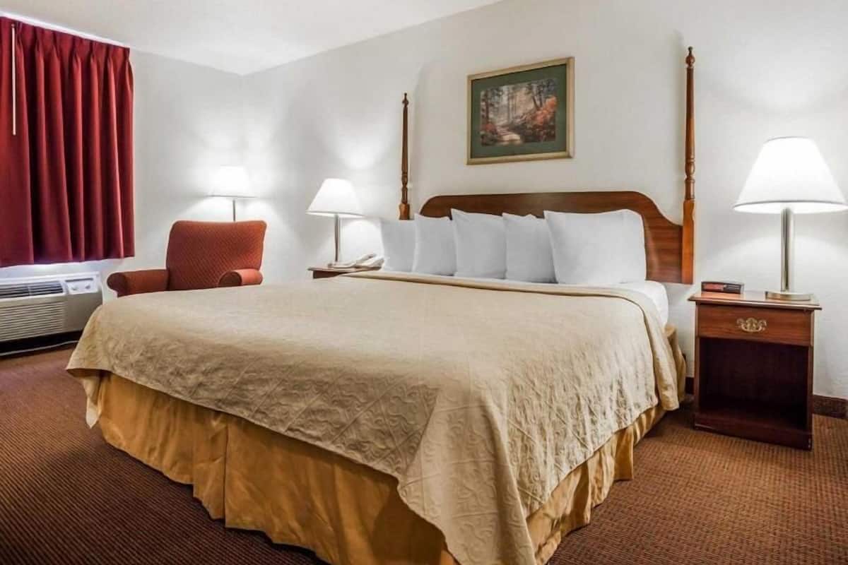 Desk, iron/ironing board, rollaway beds, free WiFi