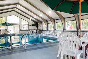 Indoor pool, sun loungers