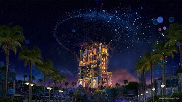 El Hotel Hollywood Tower con un fondo de cielo estrellado.