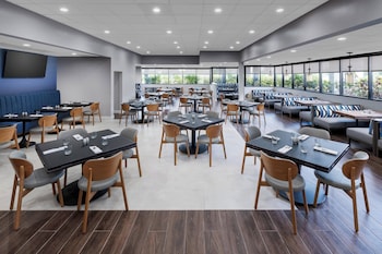 Restaurant at Courtyard by Marriott Lake Buena Vista at Vista Centre