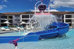 2 piscine all'aperto, cabanas (a pagamento), ombrelloni da piscina