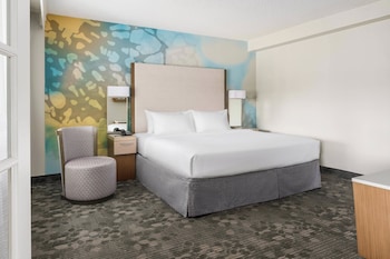 Premium bedding, pillowtop beds, in-room safe, individually decorated at Courtyard by Marriott Lake Buena Vista at Vista Centre