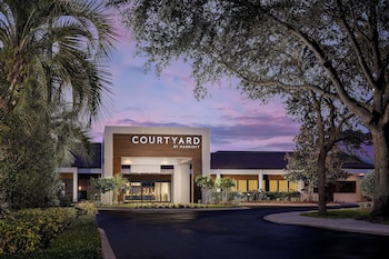 Hotel Exterior at Courtyard by Marriott Lake Buena Vista at Vista Centre