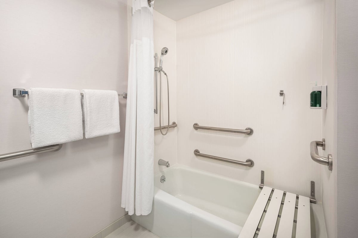 Amenidades de baño gratuitas, secadora de cabello, toallas