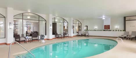 Piscina interna, funciona das 7h às 22h, espreguiçadeiras