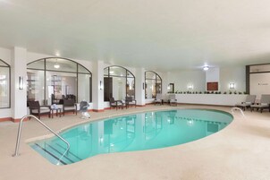 Piscina interna, funciona das 10h às 22h, espreguiçadeiras