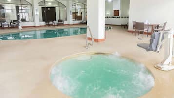 Indendørs pool, åben fra kl. 07.00 til kl. 22.00, liggestole