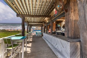 Se sirven desayunos, comidas y cocina americana con vista a la playa