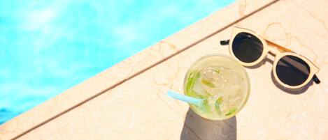 3 outdoor pools, a heated pool, free cabanas, pool umbrellas