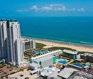Na praia, areia branca, barracas de praia (sobretaxa), espreguiçadeiras 