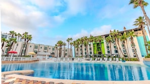 3 piscines extérieures, piscine chauffée, cabanas gratuites, parasols