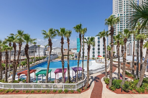 Standard Room, 1 King Bed, Pool View | Exterior