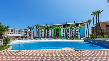 3 piscinas al aire libre, una piscina climatizada
