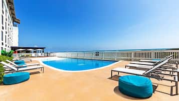 3 outdoor pools, a heated pool, free cabanas, pool umbrellas