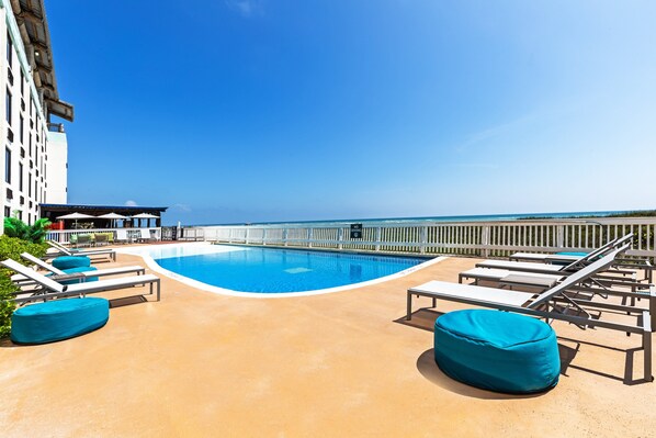 3 outdoor pools, a heated pool, free cabanas, pool umbrellas