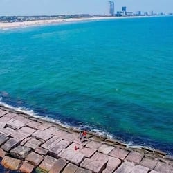 位於海灘上、白沙、海灘小屋、躺椅