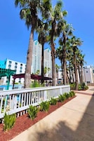 Standard szoba, 1 king (extra méretű) franciaágy, kilátással a medencére | Széf a szobában, íróasztal, vasaló/vasalódeszka és ingyenes wifi