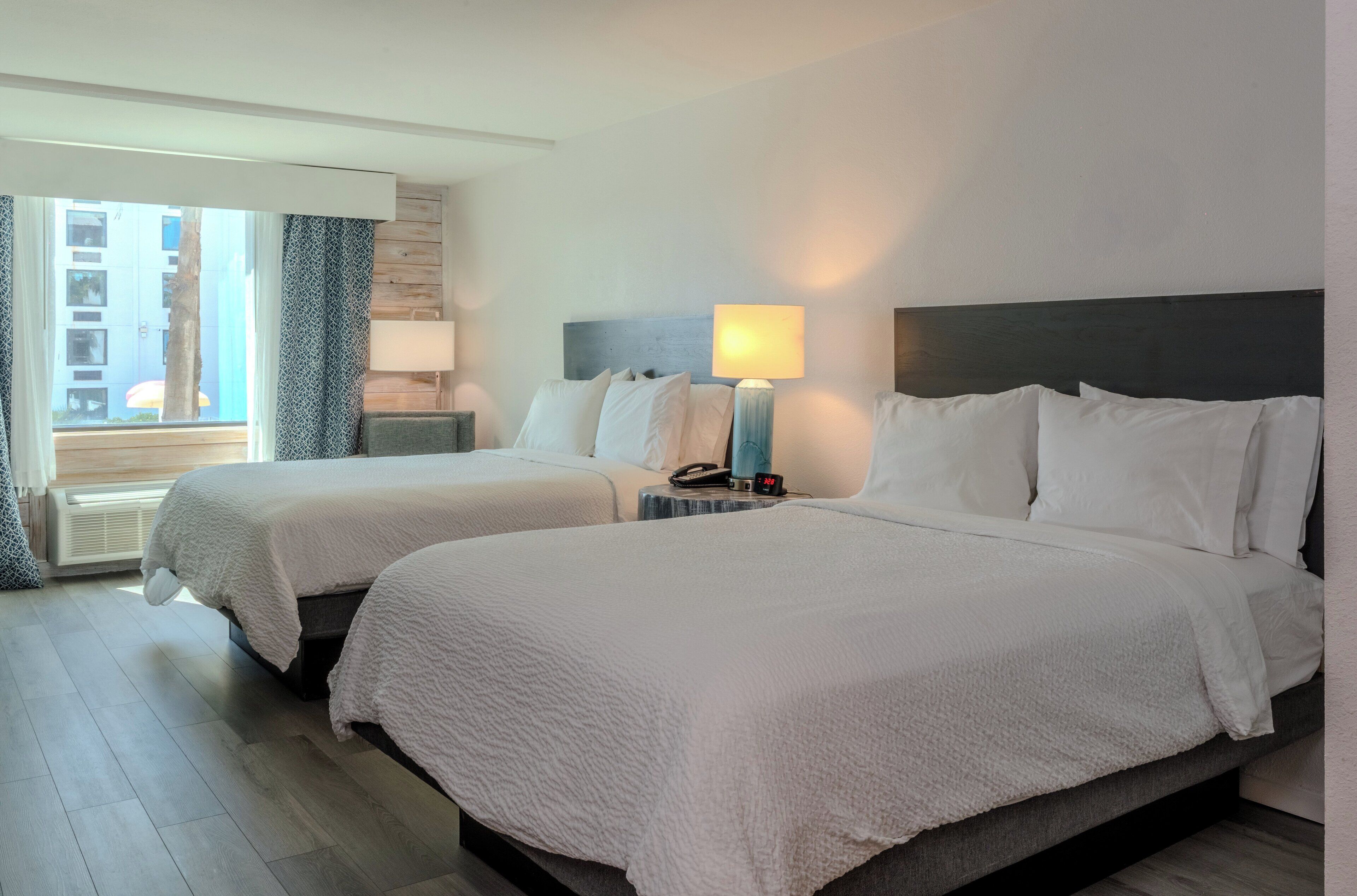 Safe på rommet, skrivebord, strykejern/-brett og wi-fi (inkludert)