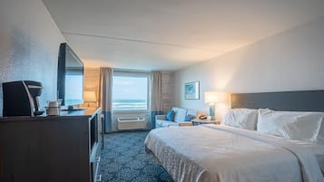 1 dormitorio, caja fuerte, escritorio y tabla de planchar con plancha