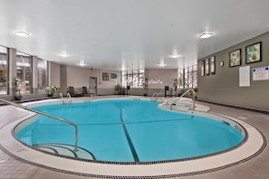 Kolam renang indoor, dengan kursi berjemur