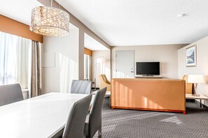 Premium bedding, in-room safe, desk, laptop workspace - Best Western Premier Calgary Plaza Hotel & Conference Centre (Calgary)