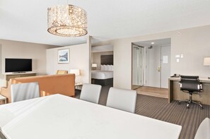 Premium bedding, in-room safe, desk, laptop workspace - Best Western Premier Calgary Plaza Hotel & Conference Centre (Calgary)