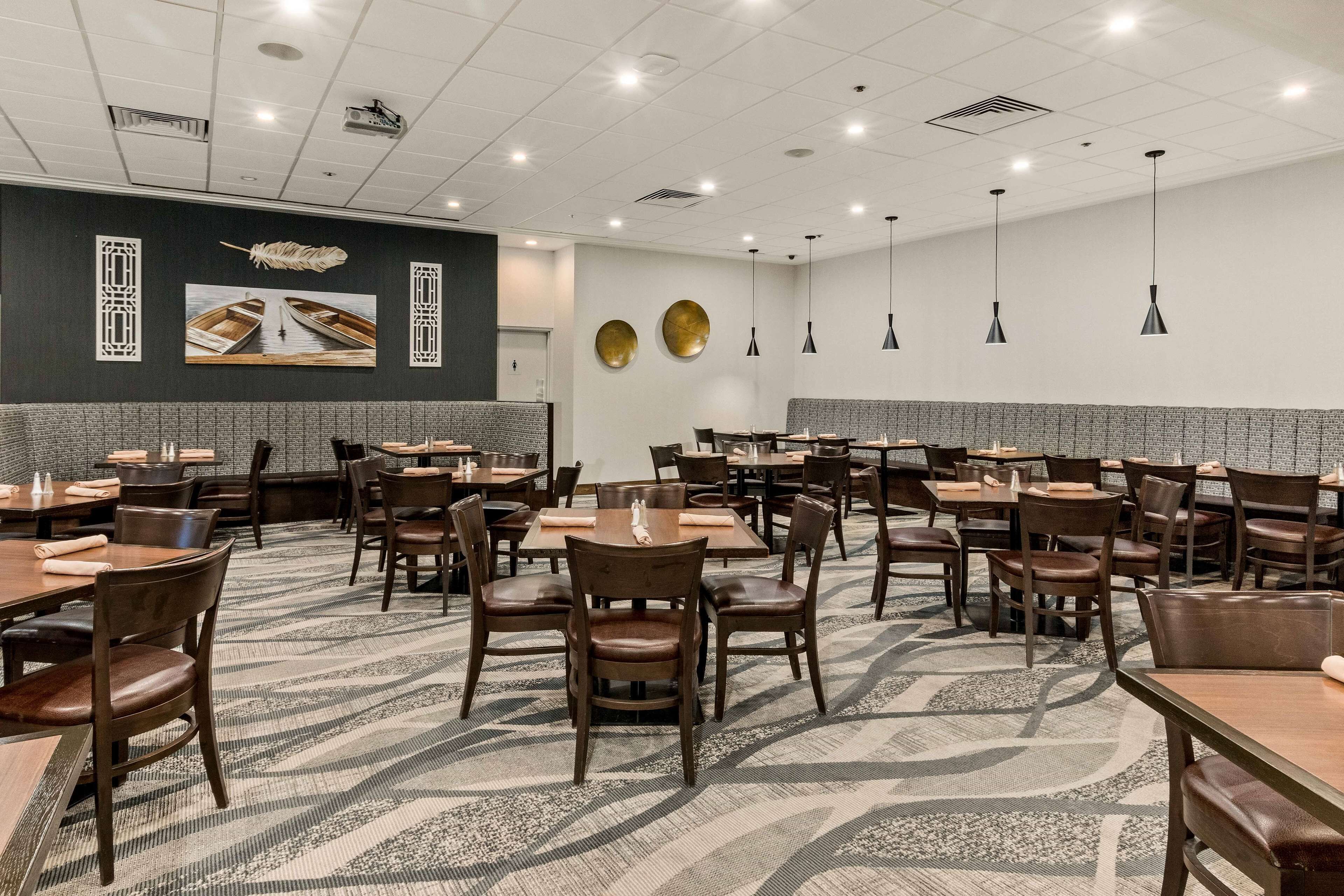 Déjeuner, dîner, souper et brunch servis sur place