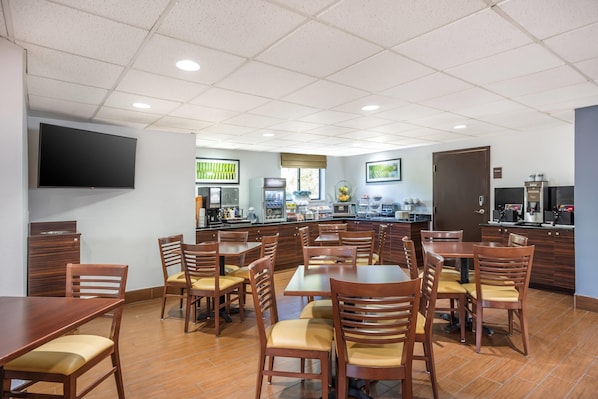Café da manhã completo grátis todos os dias