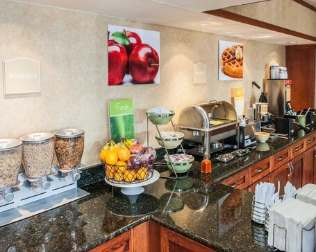 Quality Inn Indy Castleton - Image 17